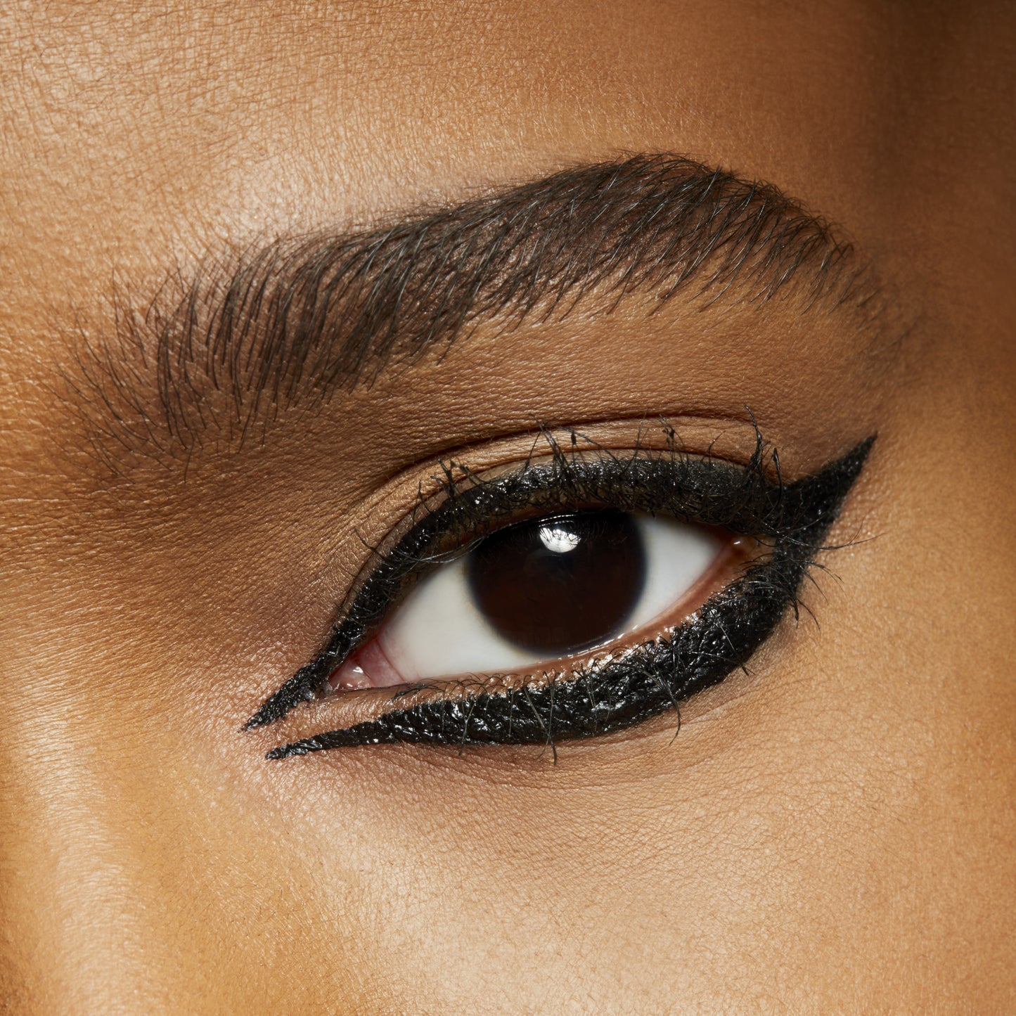 Liquidlast 24 Hour Waterproof Liner with precise eye definition for Daily Makeup