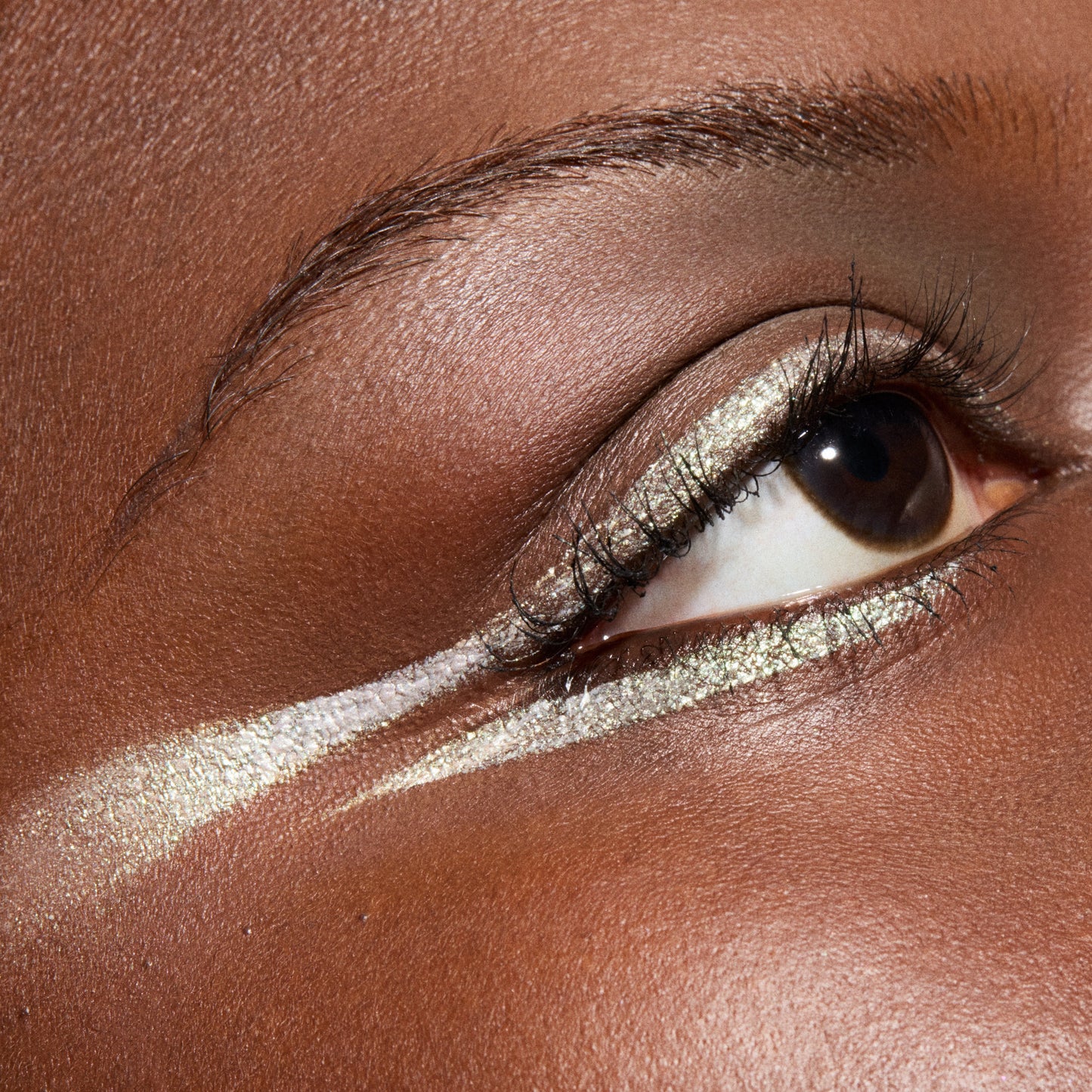 Prismatica Liquid Eye Liner with precise eye definition for Daily Makeup