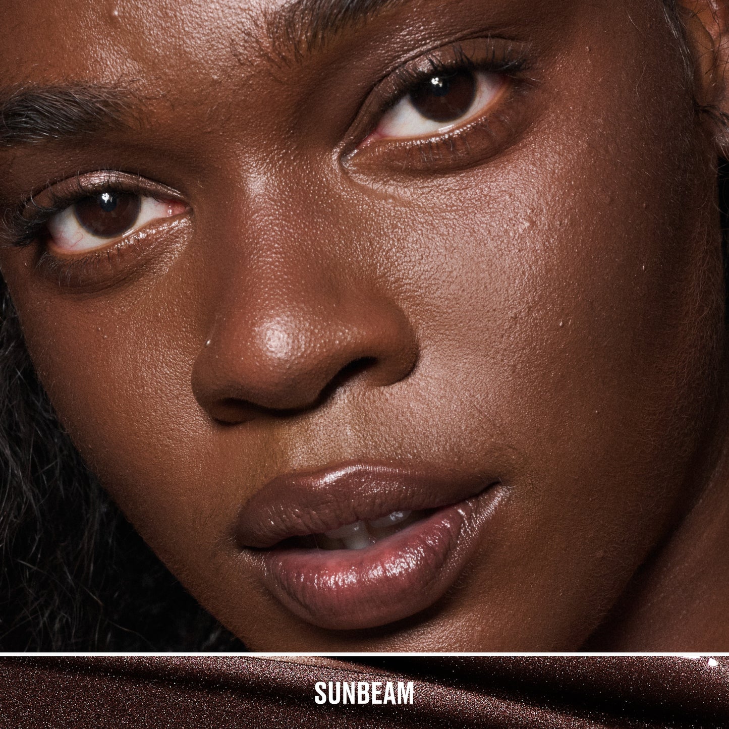 Strobe Beam Bronzelighter with warm looking definition for Daily Makeup