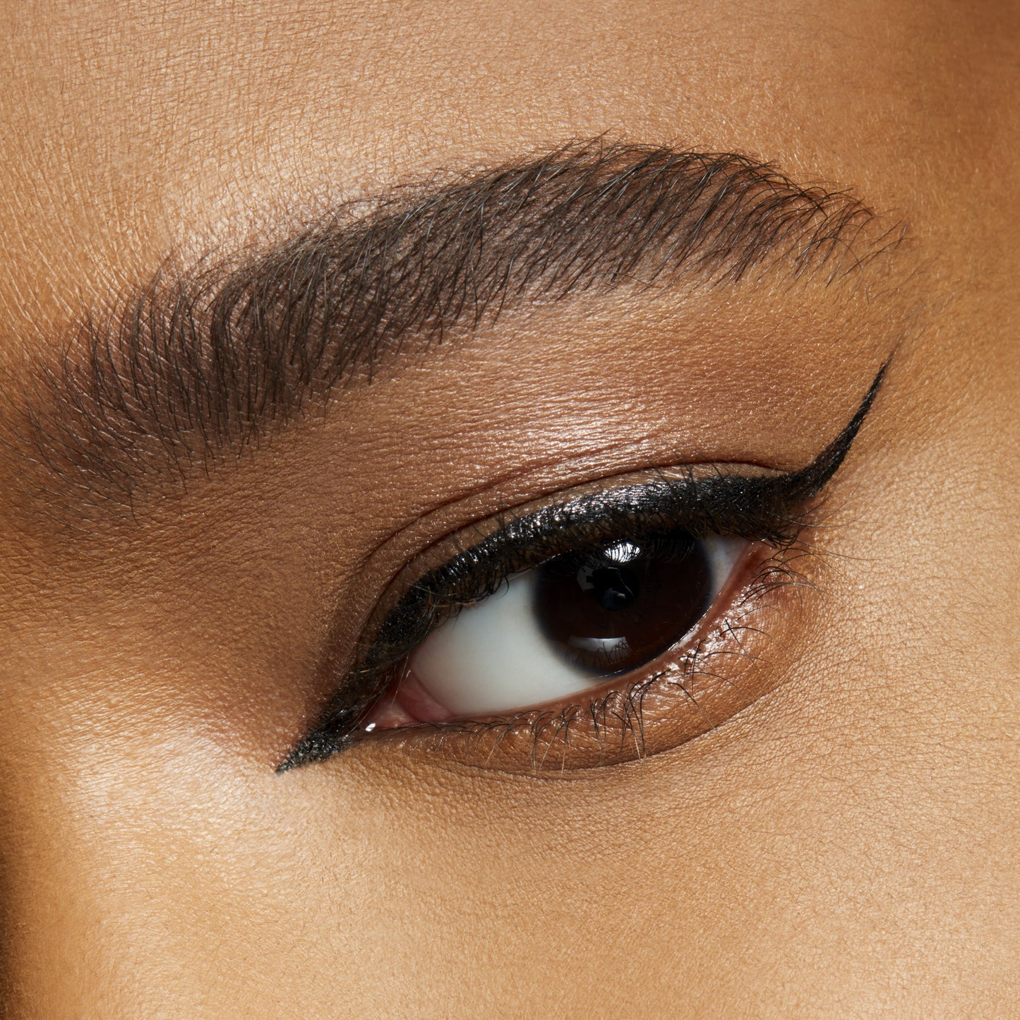 Brushstroke 24 Hour Liner with precise eye definition for Daily Makeup