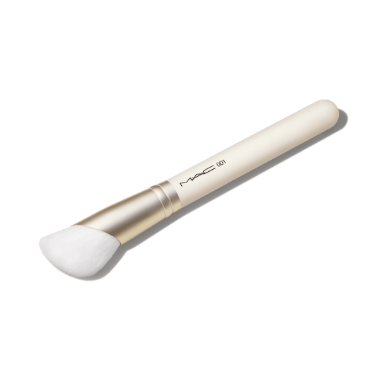 001 Serum and Moisturizer Brush with controlled product application for Daily Makeup